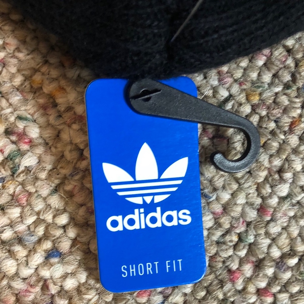 🆕 adidas Originals Metal Badge Beanie - Picture 5 of 6